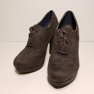 Fioni Wingtip Heel Booties